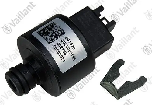Vaillant Sensor mit einem Anschluss und Metallclip, auf schwarzem Hintergrund. Das Produkt hat eine quadratische Bauform und ist für technische Anwendungen konzipiert.